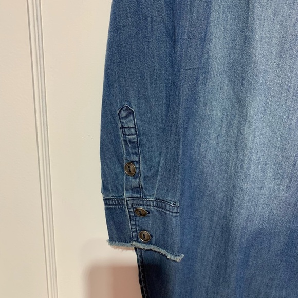 New with tags Sandrine Rose button up Jean shirt
Size medium - Picture 6 of 12